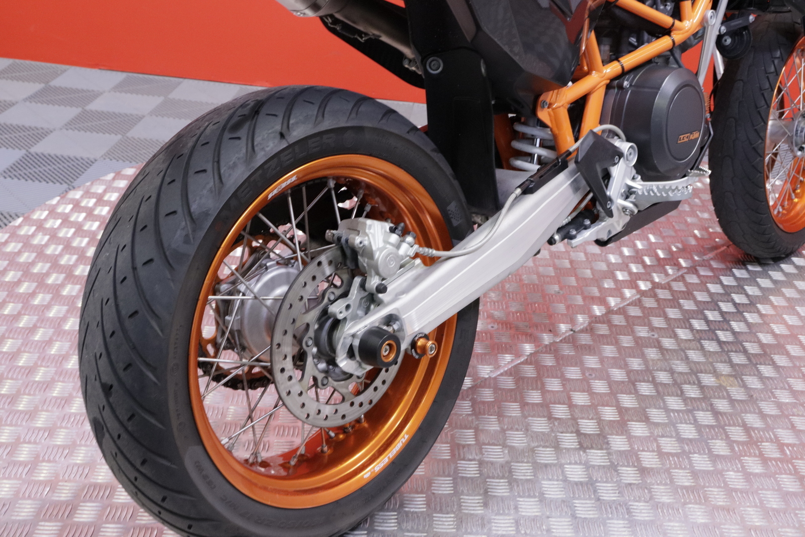 KTM - 690 - SMC-R // Huoltokirja / Leovince / Powerparts / Säädettävät kahvat // - Moottoripyörä