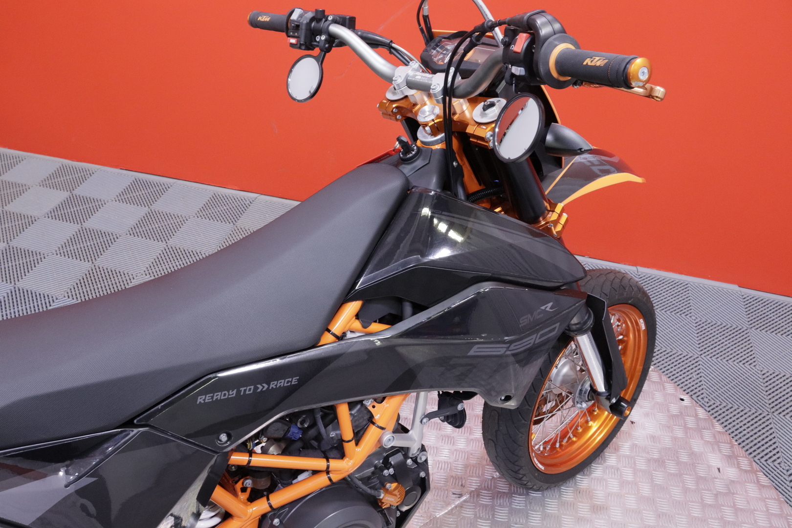 KTM - 690 - SMC-R // Huoltokirja / Leovince / Powerparts / Säädettävät kahvat // - Moottoripyörä