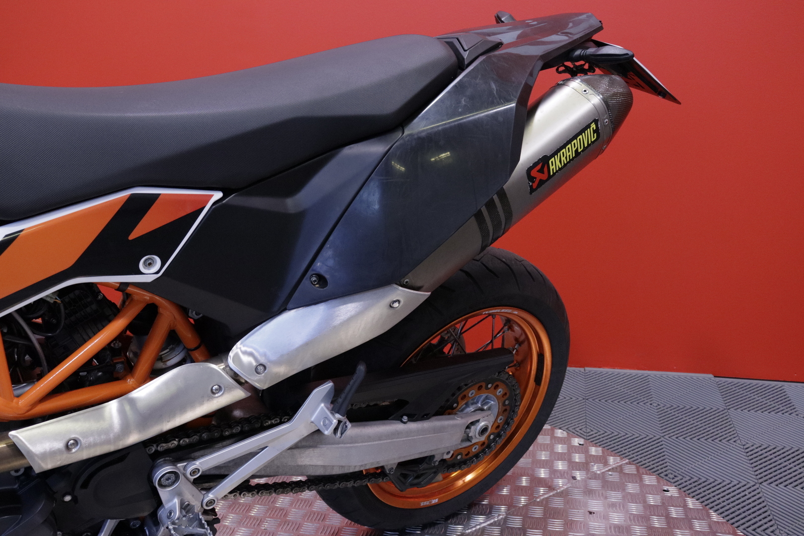 KTM - 690 - SMC-R // Huoltokirja / Akrapovic // - Moottoripyörä