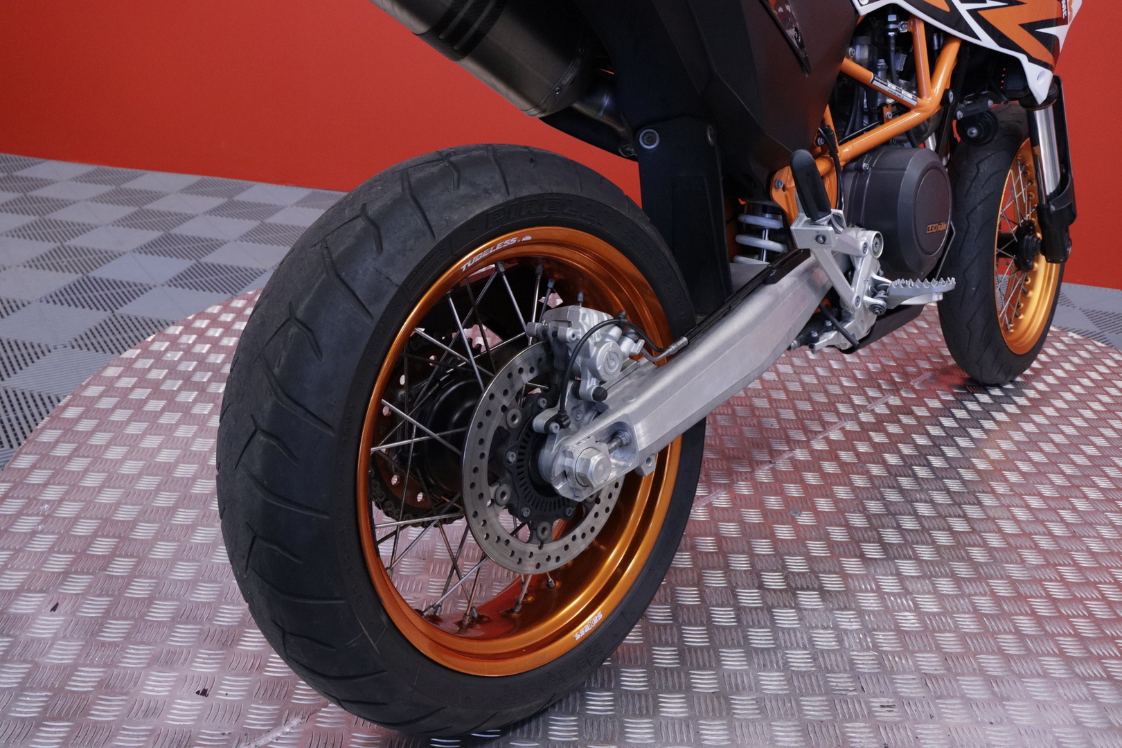 KTM - 690 - SMC-R // Huoltokirja / Akrapovic // - Moottoripyörä