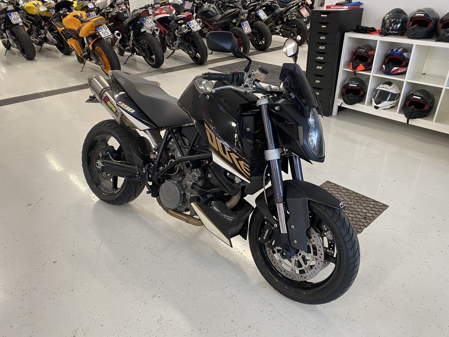 KTM - 990 - Super Duke // Juuri saapunut! / Huoltokirja / Akrapovic / Kaatumatapit // - Moottoripyörä