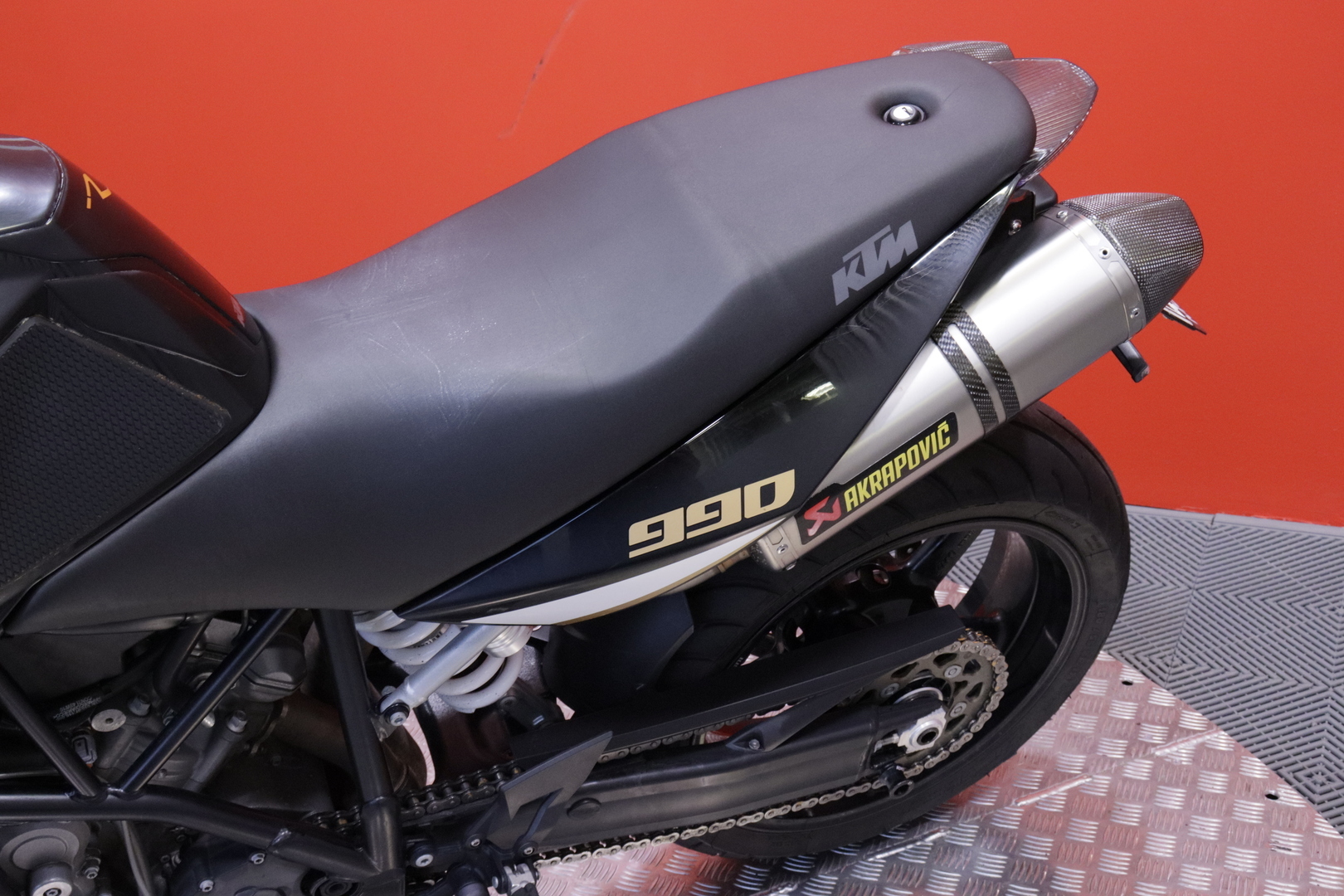KTM - 990 - Super Duke // Huoltokirja / Akrapovic / Kaatumatapit // - Moottoripyörä