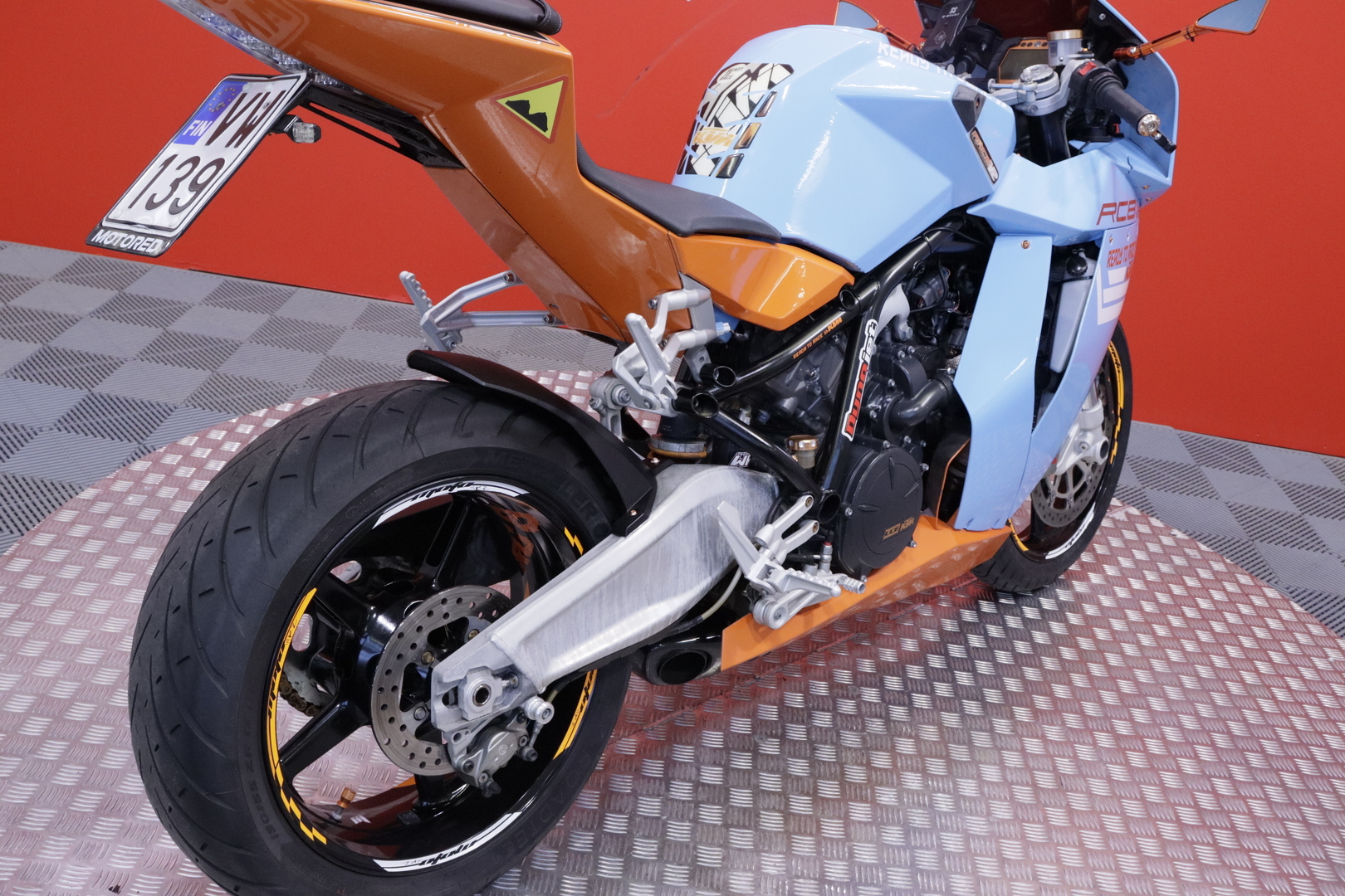 KTM - RC - 8 // Dominator Putkisto / Huoltokirja / Suomi-Pyörä / Säädettävät Kahvat / Ohjausiskari // - Moottoripyörä