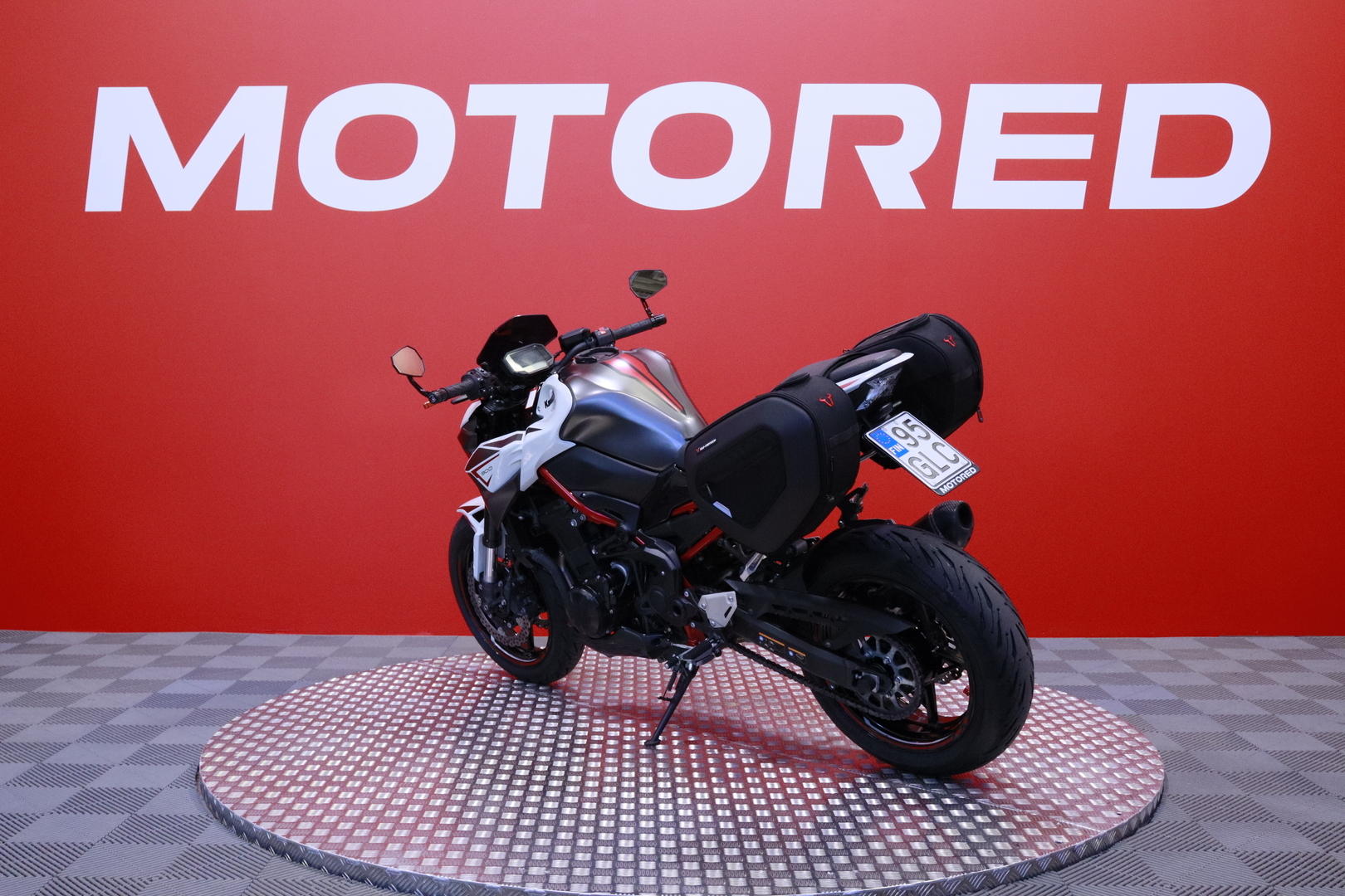 Kawasaki - Z - 900 // Black Widow kokoputkisto / Shifter / Laukut // - Moottoripyörä