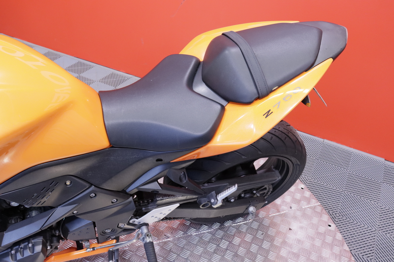 Kawasaki - Z - 750 // Suomi-pyörä / Huoltokirja / Dominator // - Moottoripyörä