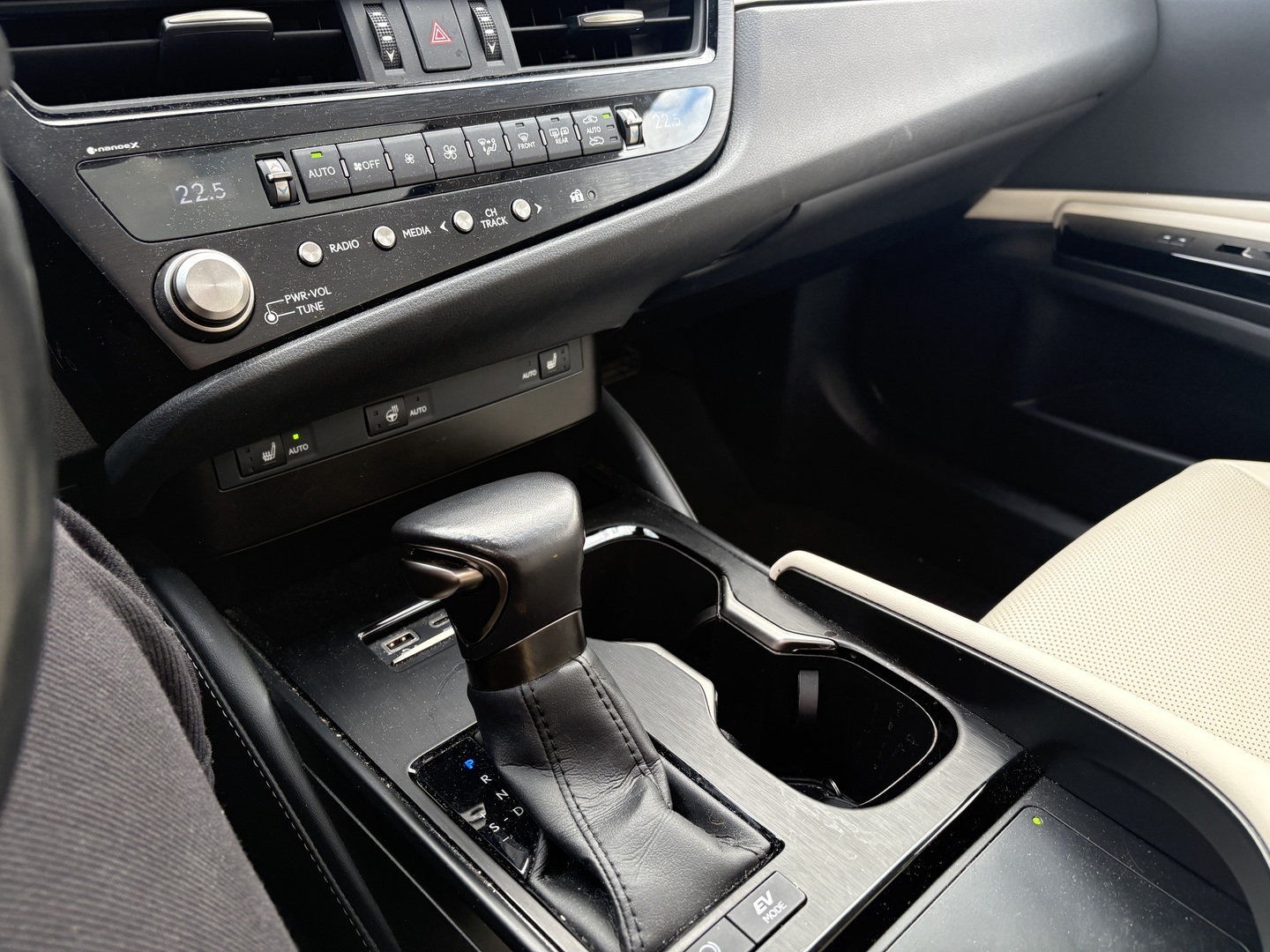 Lexus - ES - 300h Business Edition - Sedan
