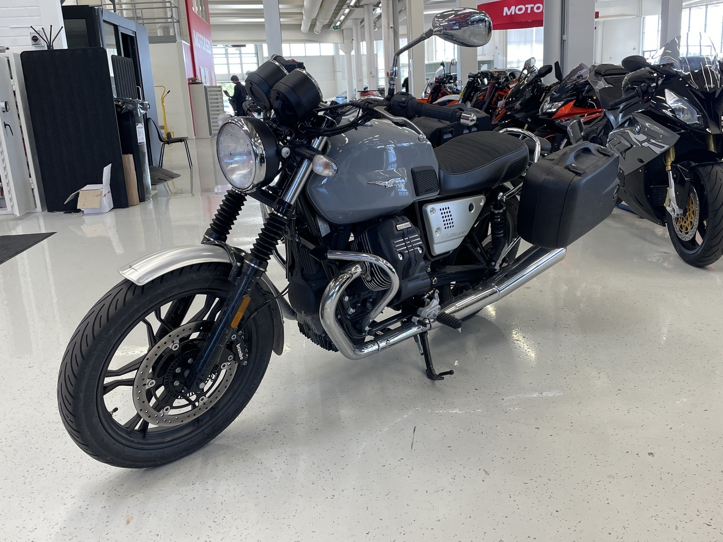 Moto Guzzi - V7 - lll Milano // Juuri saapunut! / Laukut / Huoltokirja // - Moottoripyörä