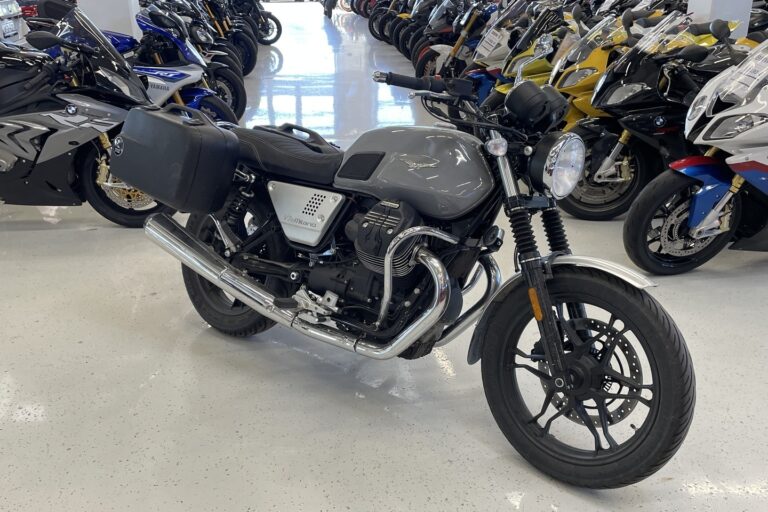 Moto Guzzi - V7 - lll Milano // Juuri saapunut! / Laukut / Huoltokirja // - Moottoripyörä