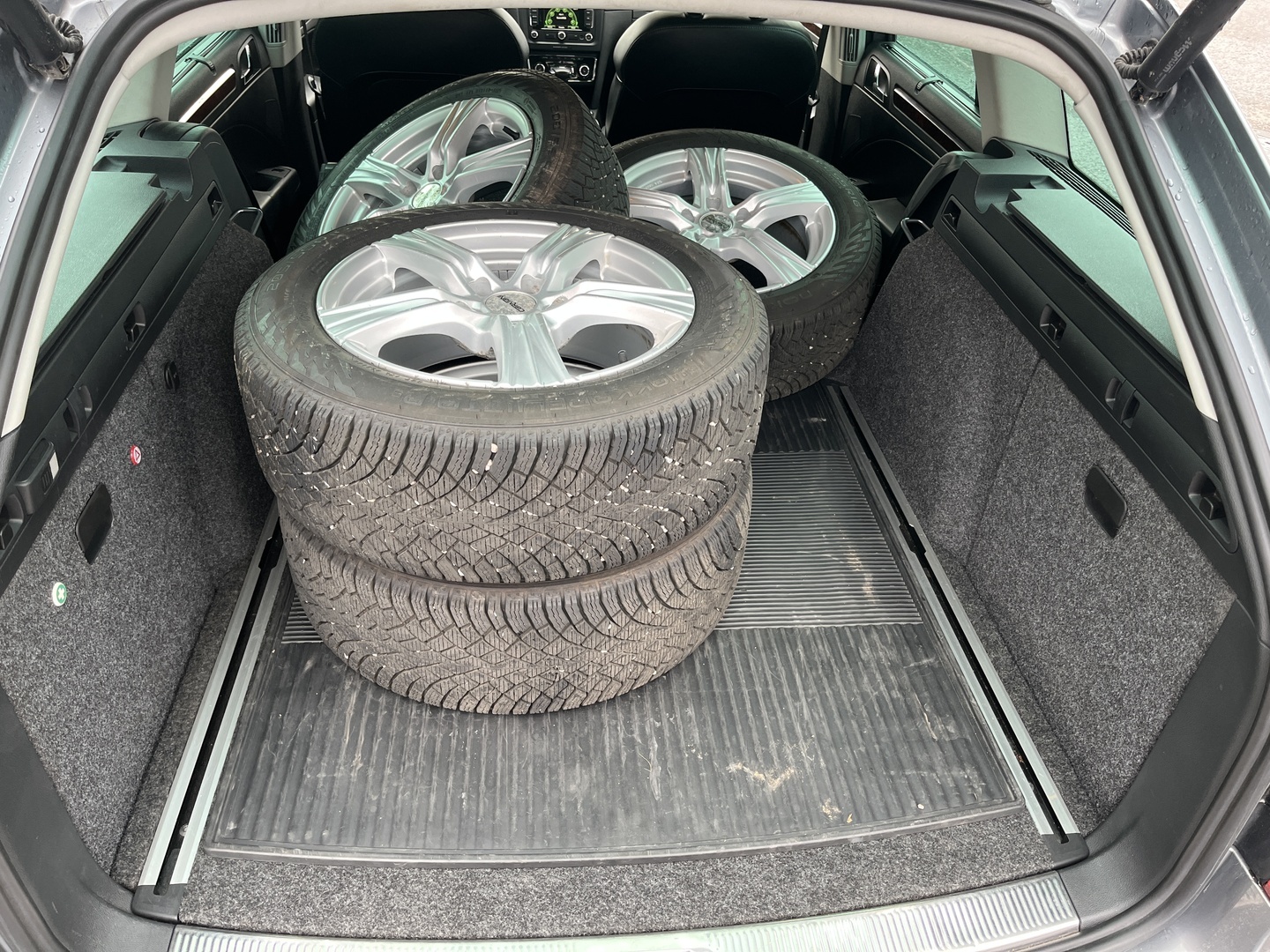 Skoda - Superb - Combi 2,0 TDI 140 4x4 Elegance DSG Autom. - Farmari