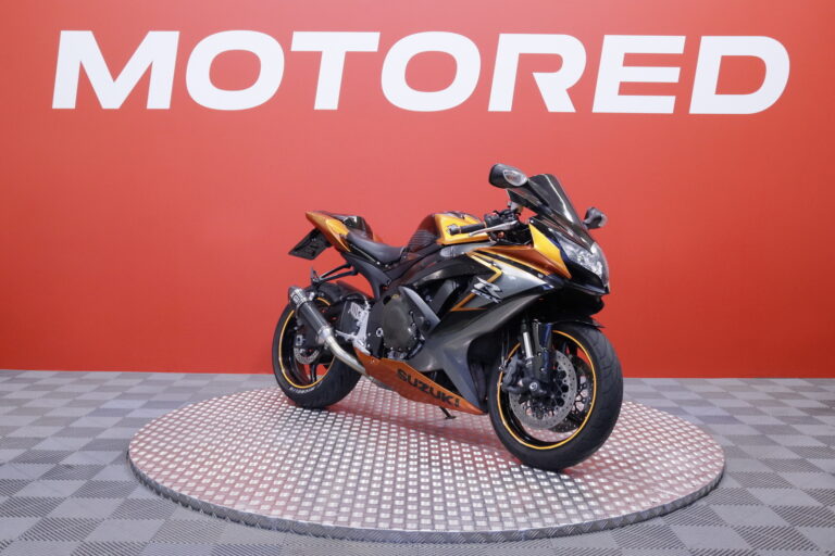 Suzuki - GSX-R - 750 // Huoltokirja / Shifter / Putkisto // - Moottoripyörä