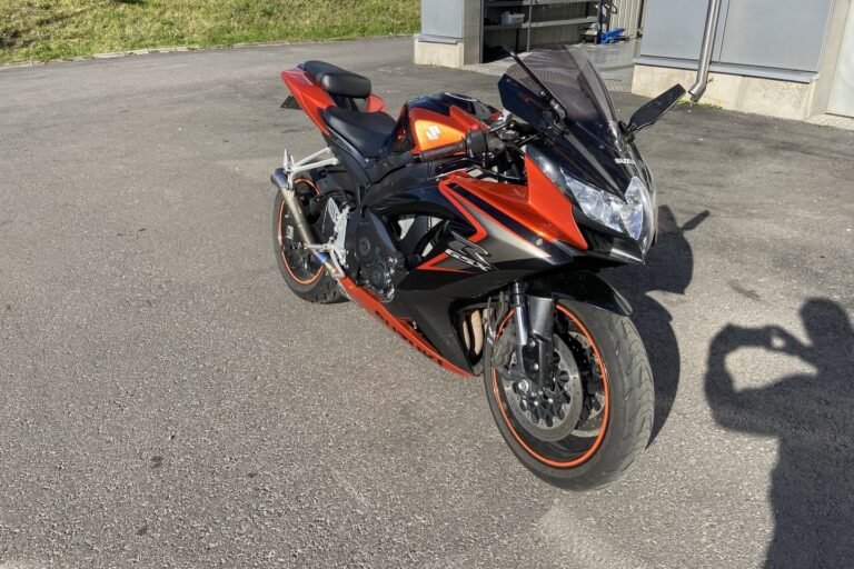 Suzuki - GSX-R - 750 // Suomi-pyörä / Huoltokirja / Akrapovic // - Moottoripyörä