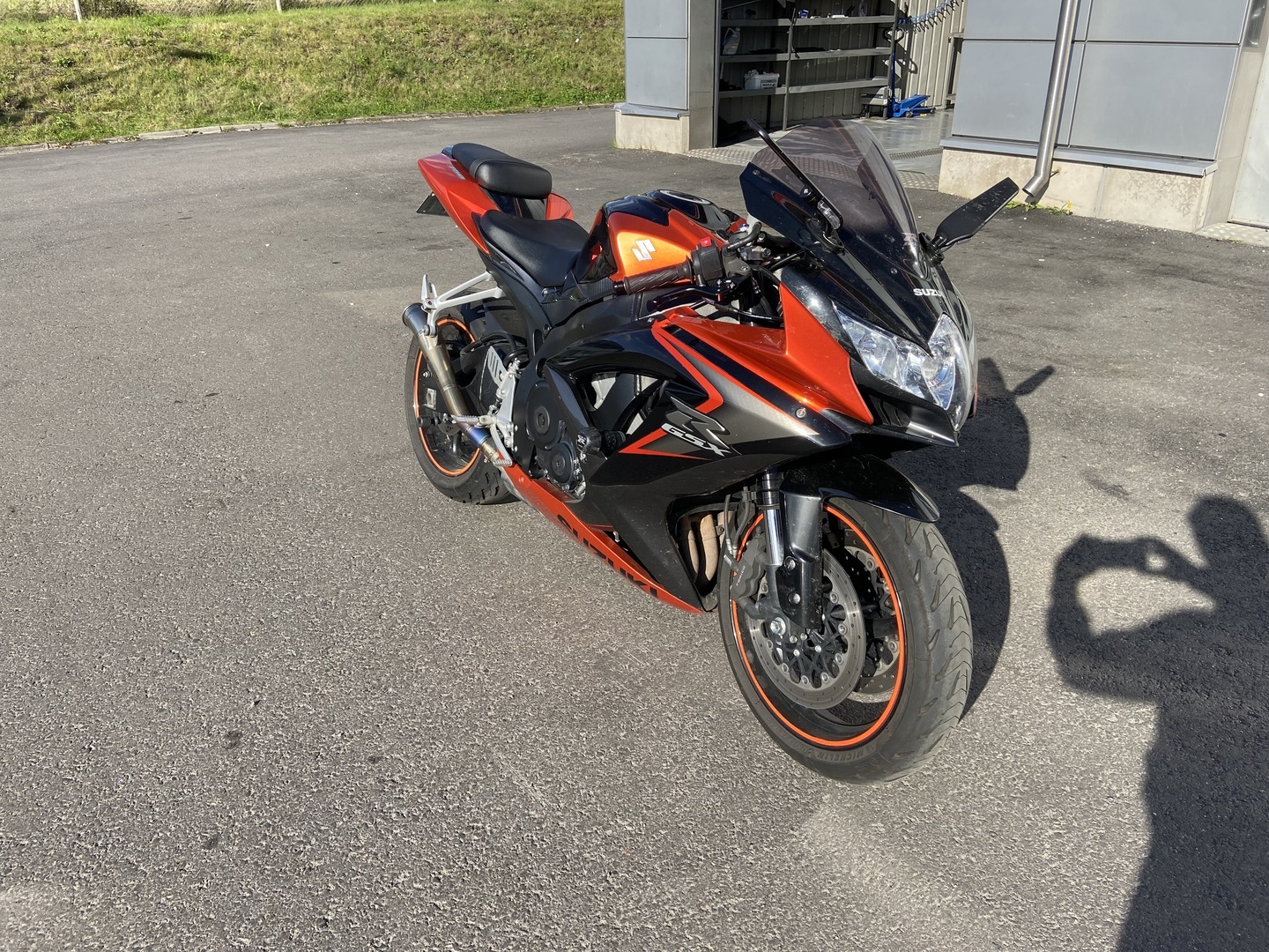 Suzuki - GSX-R - 750 // Suomi-pyörä / Huoltokirja / Akrapovic // - Moottoripyörä