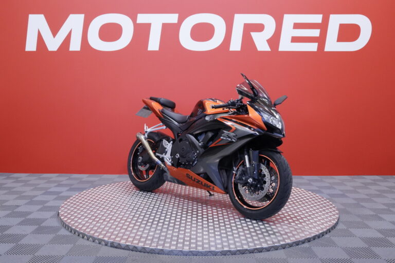 Suzuki - GSX-R - 750 // Suomi-pyörä / Huoltokirja / Akrapovic // - Moottoripyörä