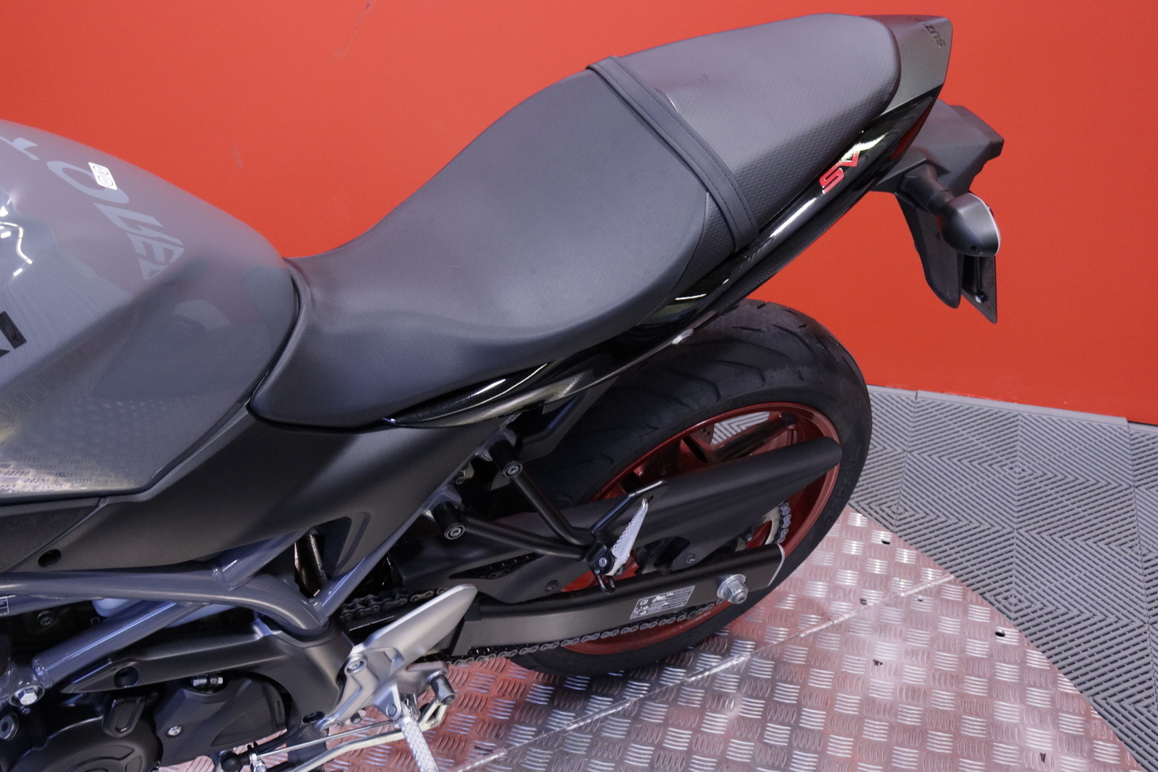 Suzuki - SV - 650 // Huoltokirja / Kaatumatapit / Alkuperäiskuntoinen // - Moottoripyörä