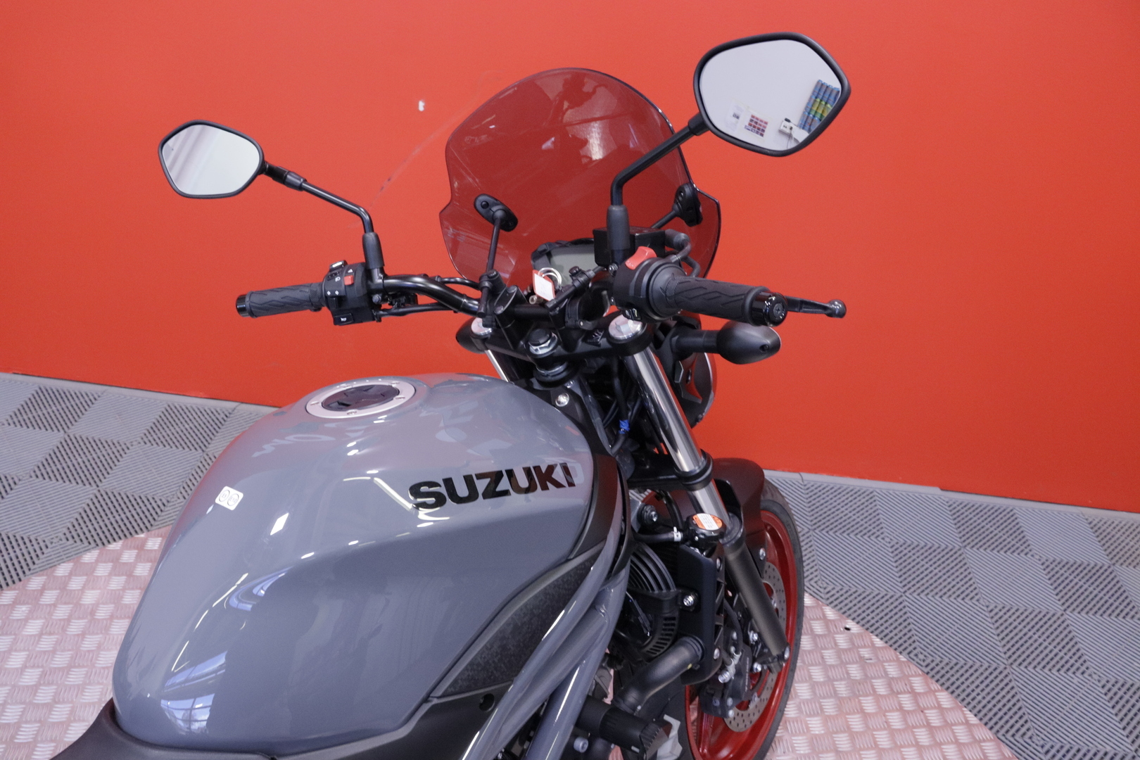 Suzuki - SV - 650 // Huoltokirja / Kaatumatapit / Alkuperäiskuntoinen // - Moottoripyörä
