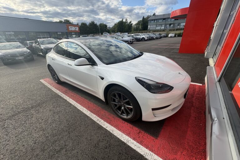 Tesla - Model 3 - Standard Range Plus - Sedan