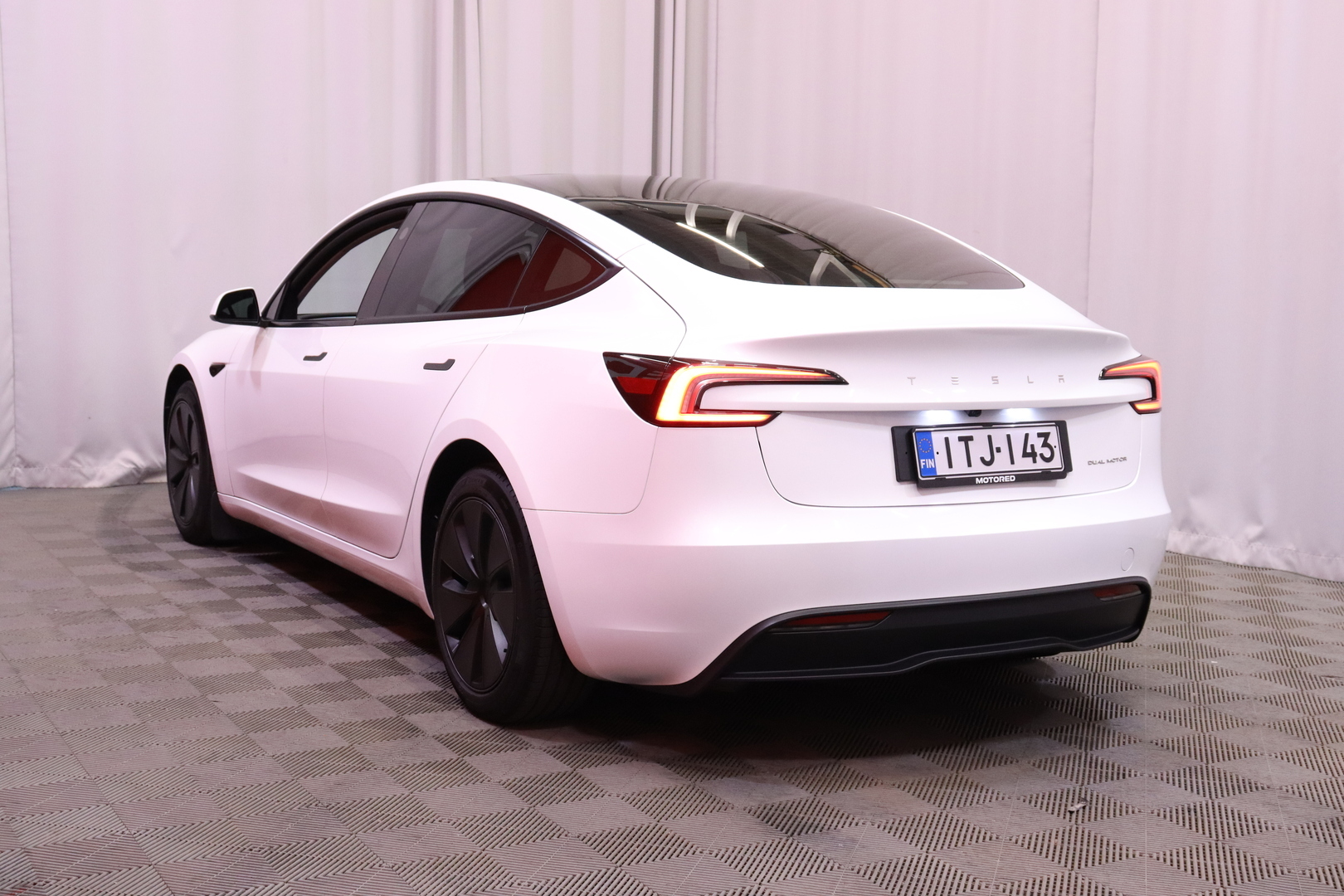 Tesla - Model 3 - Long Range AWD Highland / Koukku / AMD Ryzen / Ilmastoidut nahat / Premium Audio / Lasikatto / - Sedan