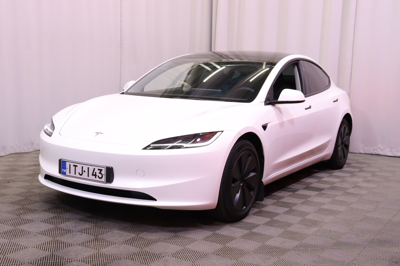 Tesla - Model 3 - Long Range AWD Highland / Koukku / AMD Ryzen / Ilmastoidut nahat / Premium Audio / Lasikatto / - Sedan