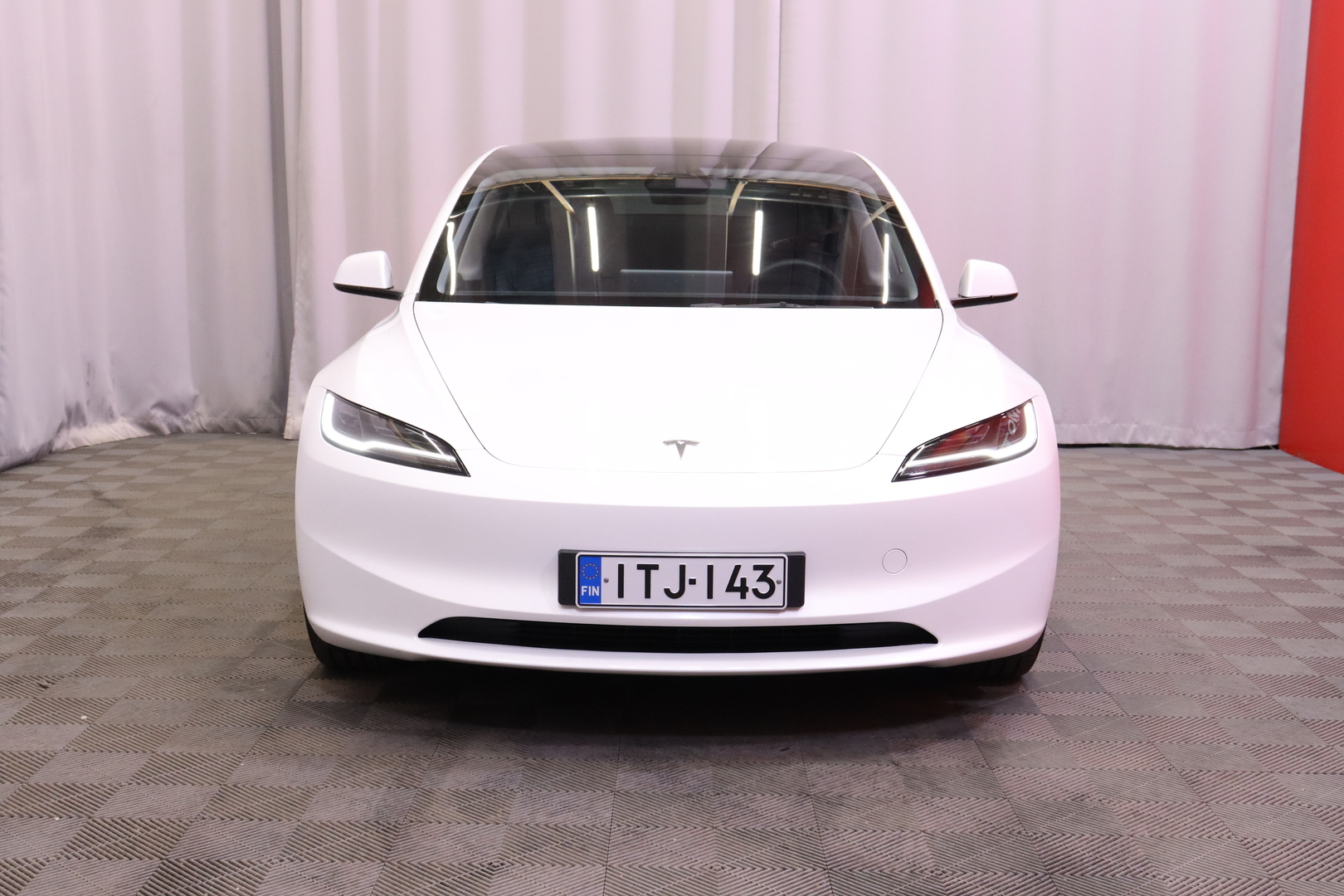 Tesla - Model 3 - Long Range AWD Highland / Koukku / AMD Ryzen / Ilmastoidut nahat / Premium Audio / Lasikatto / - Sedan