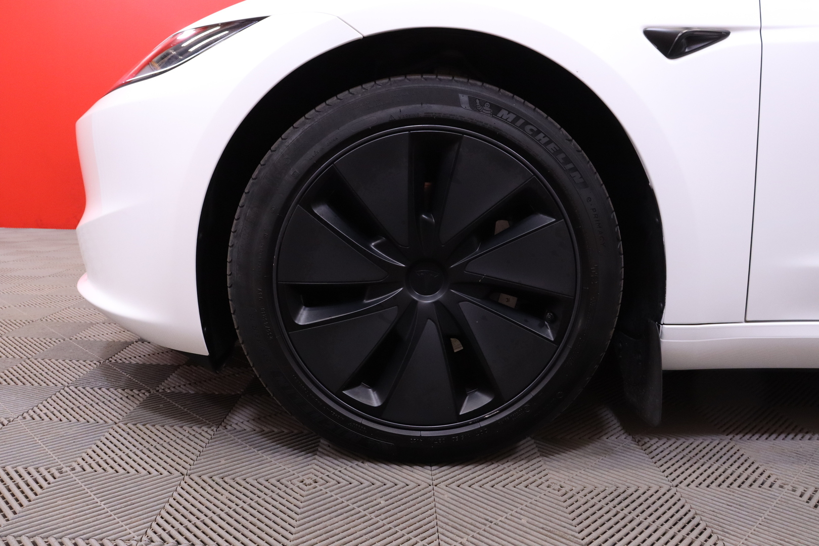 Tesla - Model 3 - Long Range AWD Highland / Koukku / AMD Ryzen / Ilmastoidut nahat / Premium Audio / Lasikatto / - Sedan