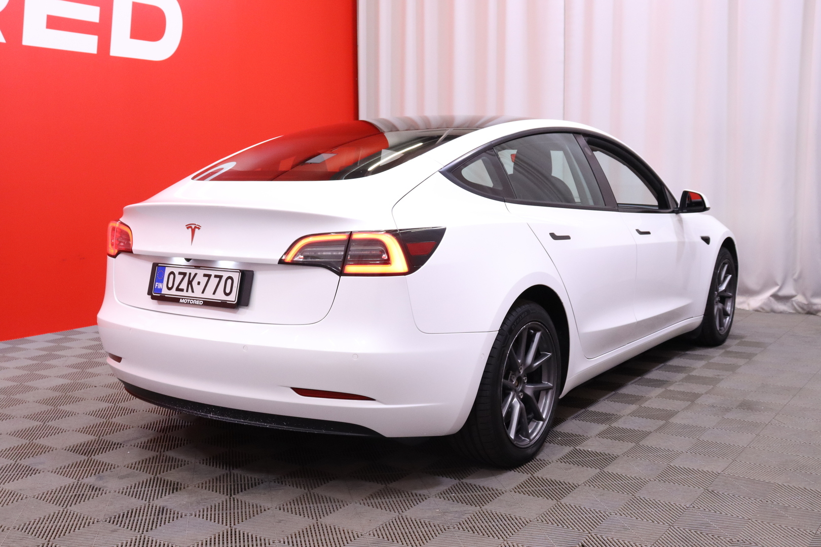 Tesla - Model 3 - Standard Range Plus - Sedan