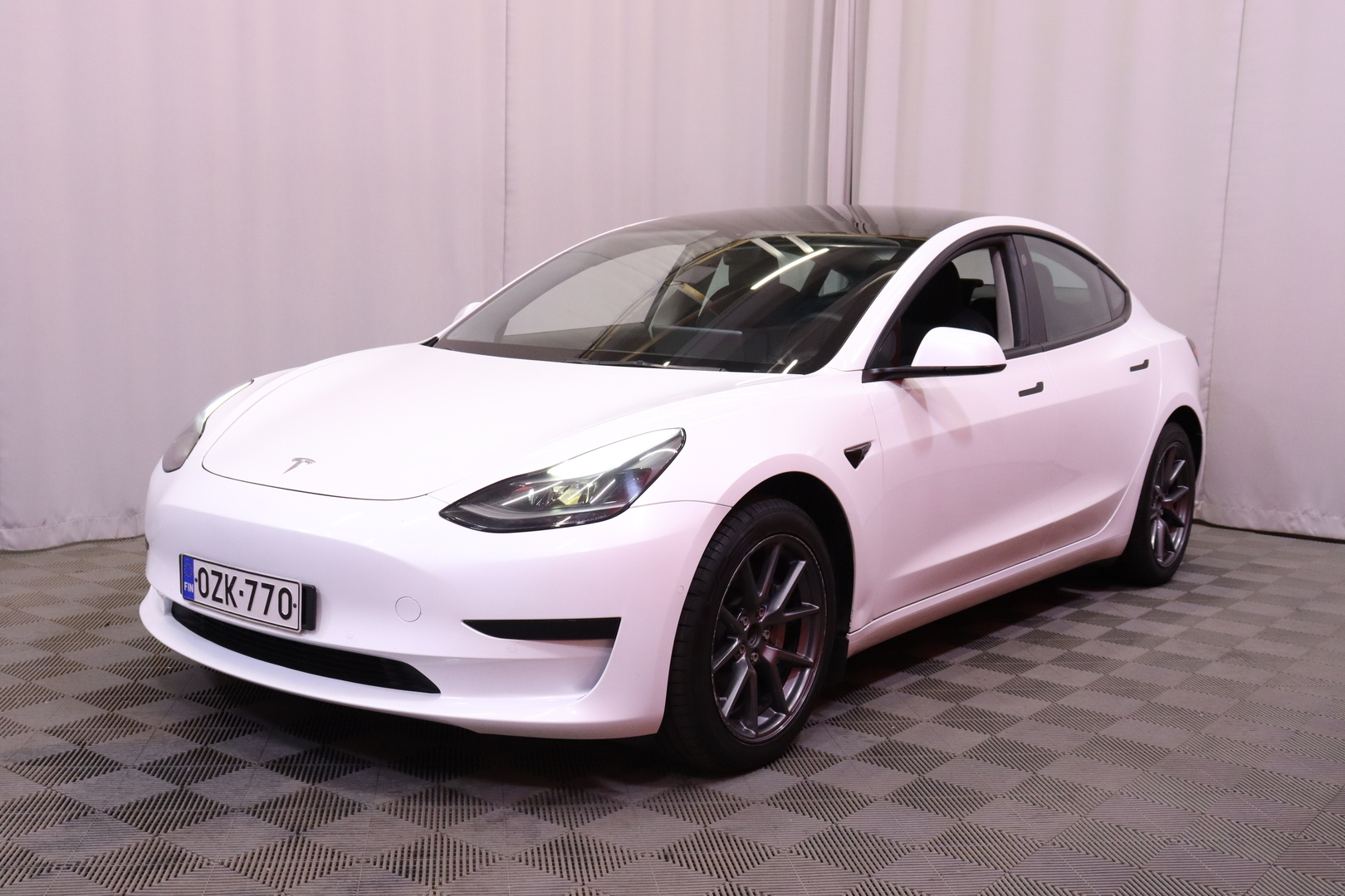 Tesla - Model 3 - Standard Range Plus - Sedan