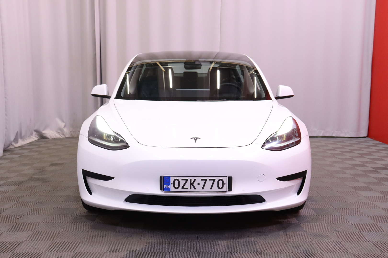 Tesla - Model 3 - Standard Range Plus - Sedan