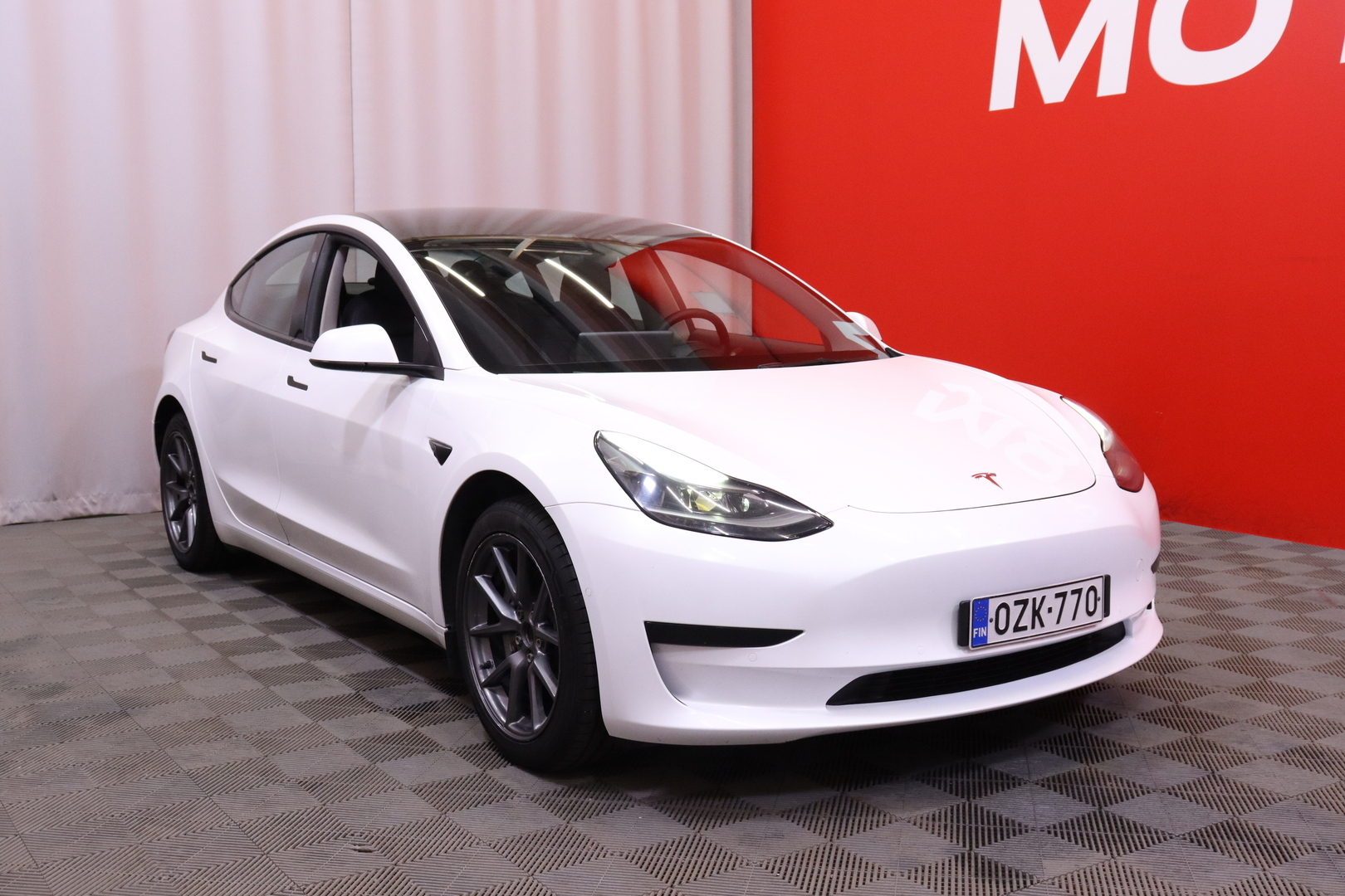 Tesla - Model 3 - Standard Range Plus - Sedan