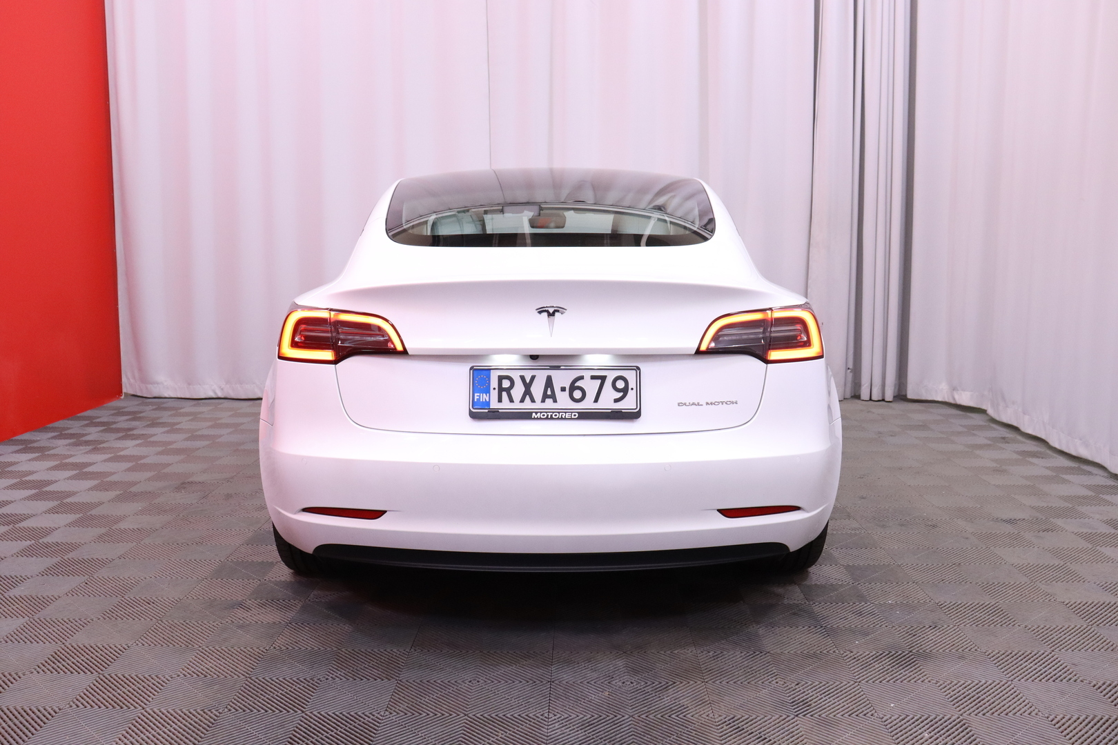 Tesla - Model 3 - Long Range - Sedan