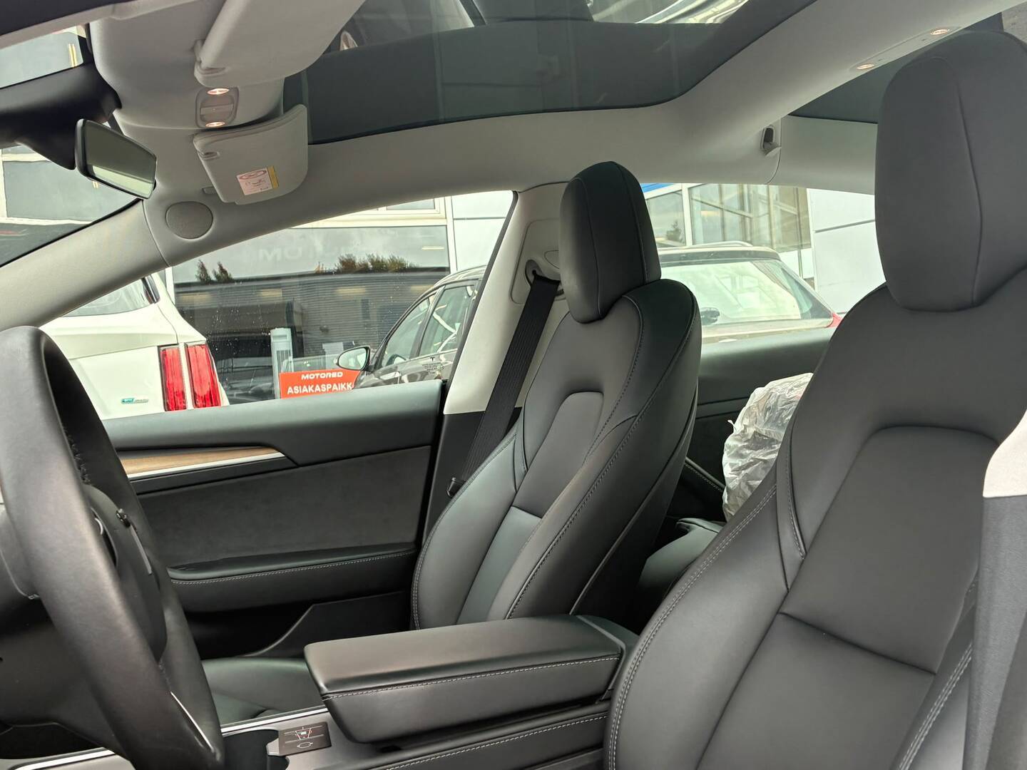 Tesla - Model 3 - Standard Range Plus - Sedan