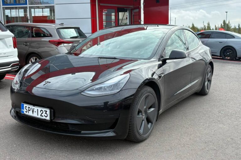 Tesla - Model 3 - Standard Range Plus - Sedan