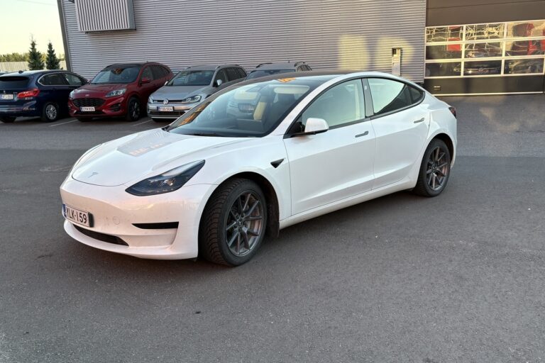 Tesla - Model 3 - Standard Range Plus - Sedan