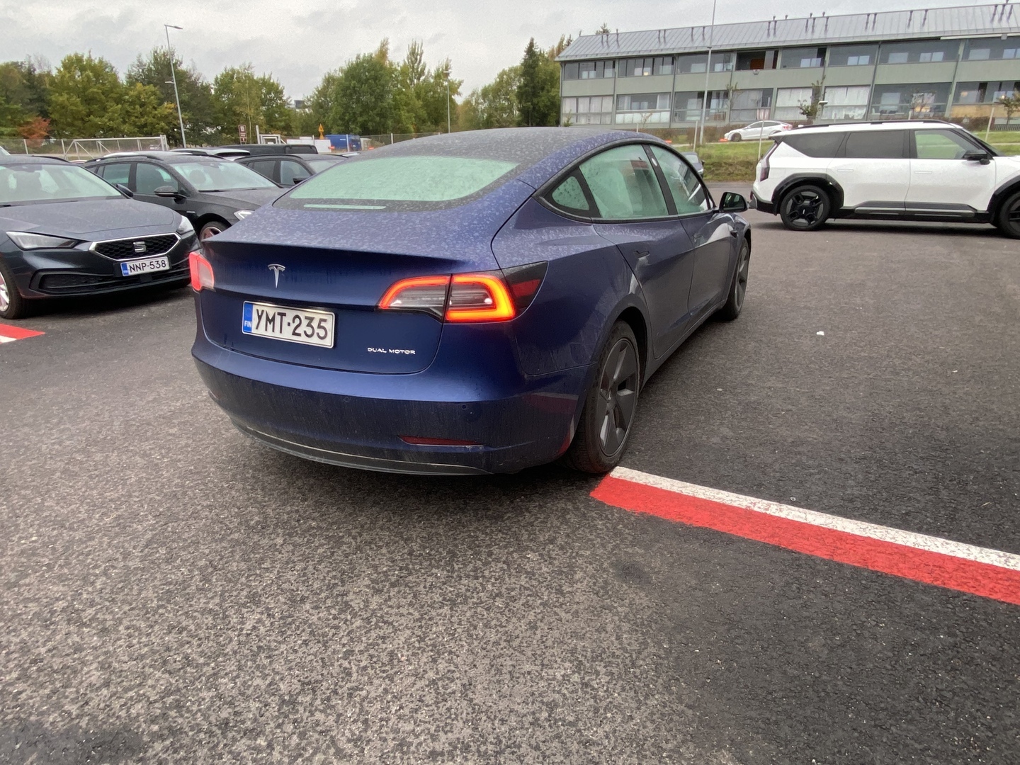Tesla - Model 3 - Long Range - Sedan