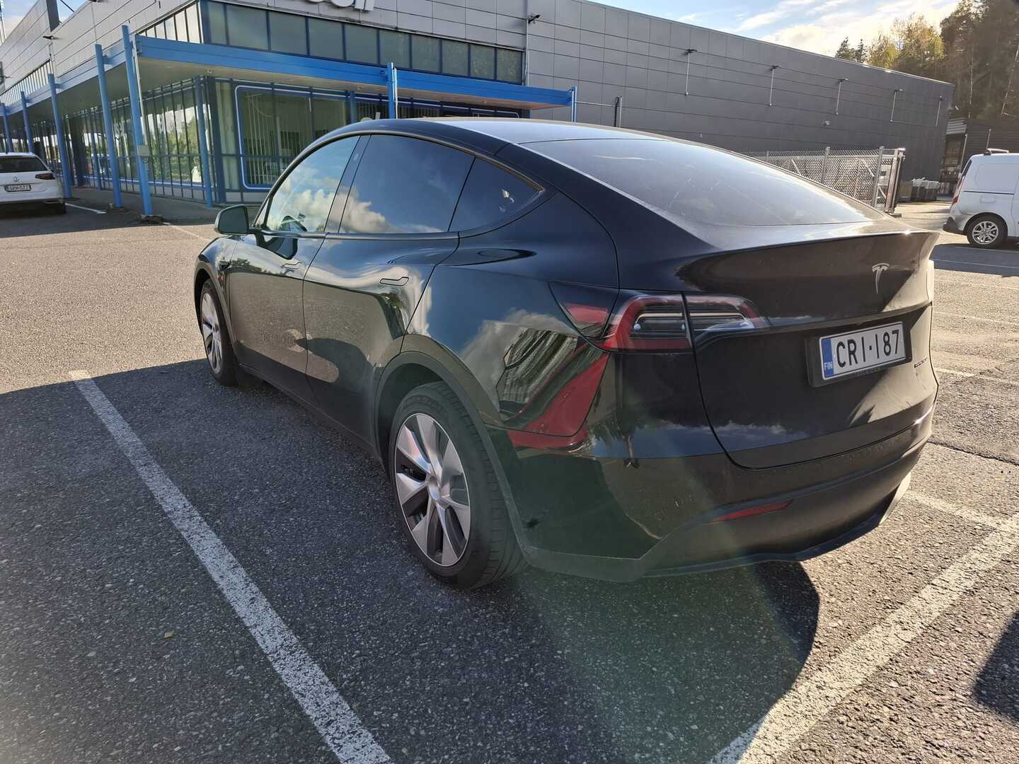 Tesla - Model Y - Long Range - Maastoauto