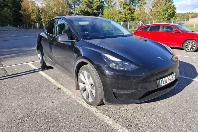 Tesla - Model Y - Long Range - Maastoauto