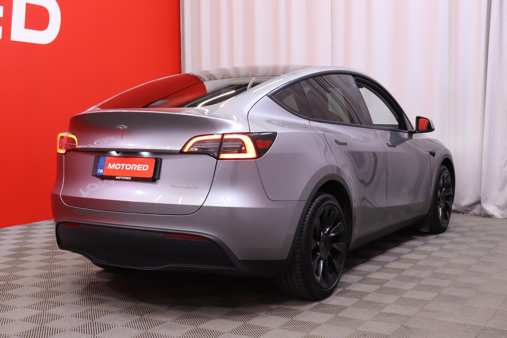 Tesla - Model Y - Long Range - Maastoauto