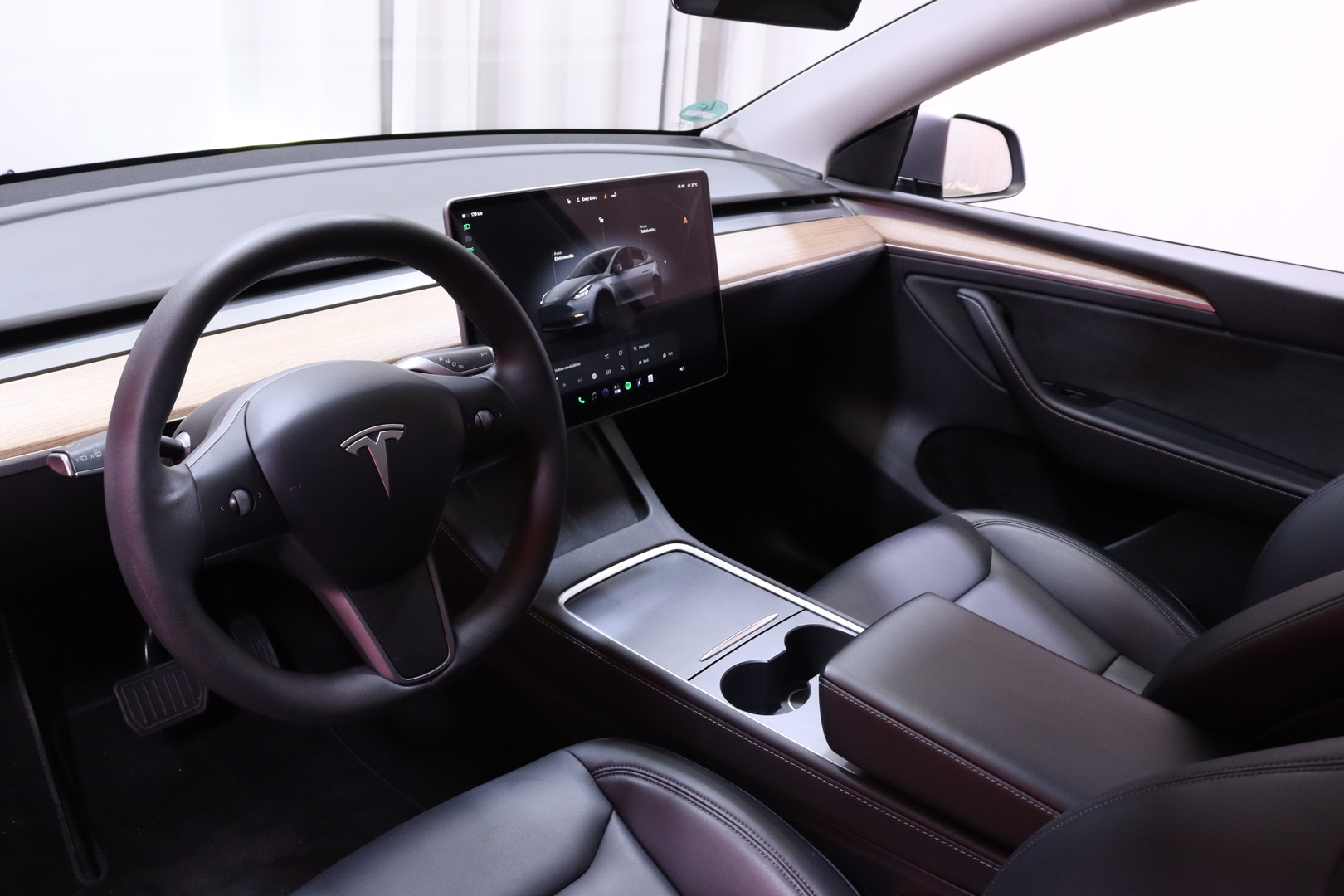 Tesla - Model Y - Long Range - Maastoauto