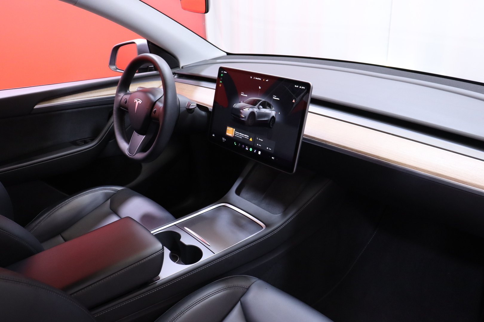 Tesla - Model Y - Long Range - Maastoauto