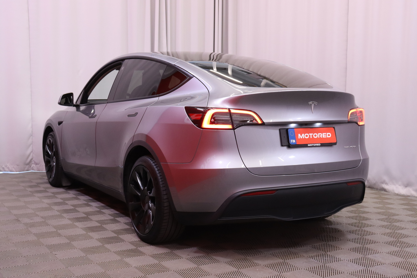 Tesla - Model Y - Long Range - Maastoauto