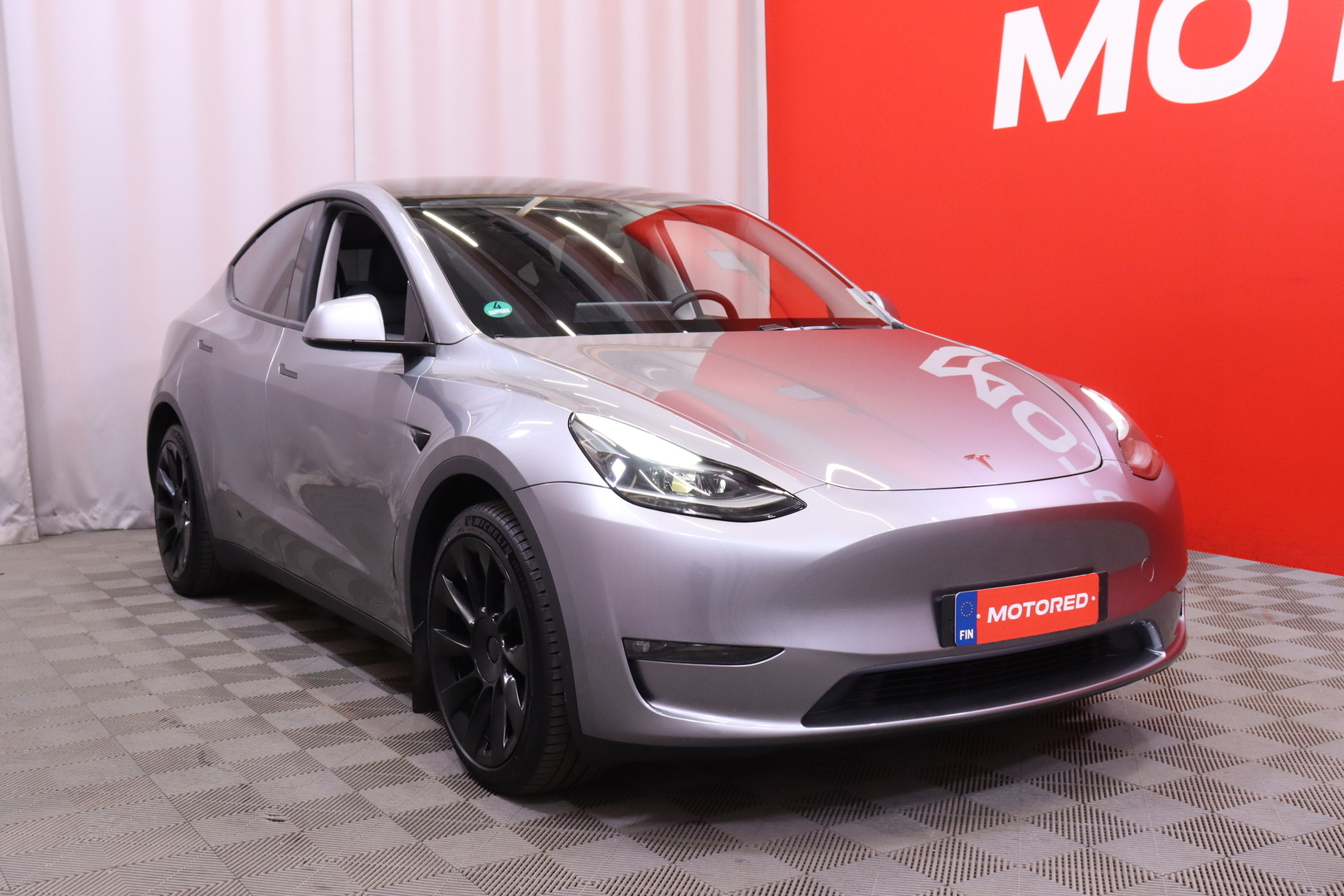 Tesla - Model Y - Long Range - Maastoauto
