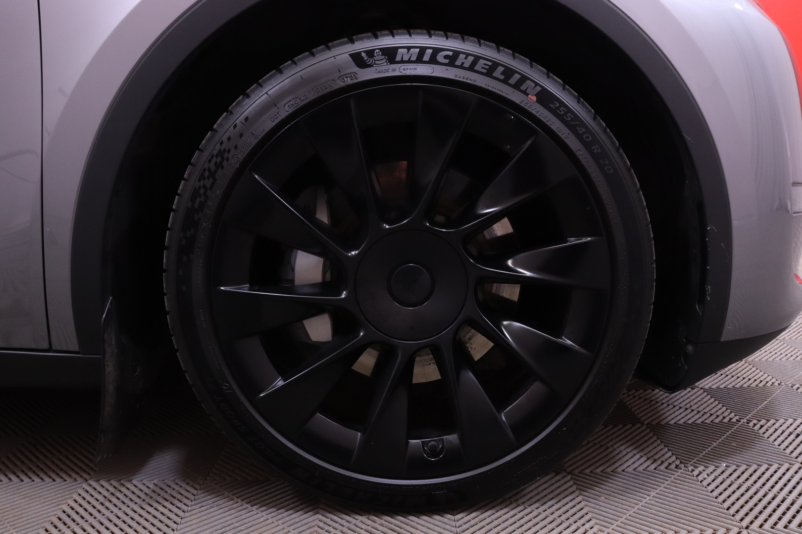 Tesla - Model Y - Long Range - Maastoauto