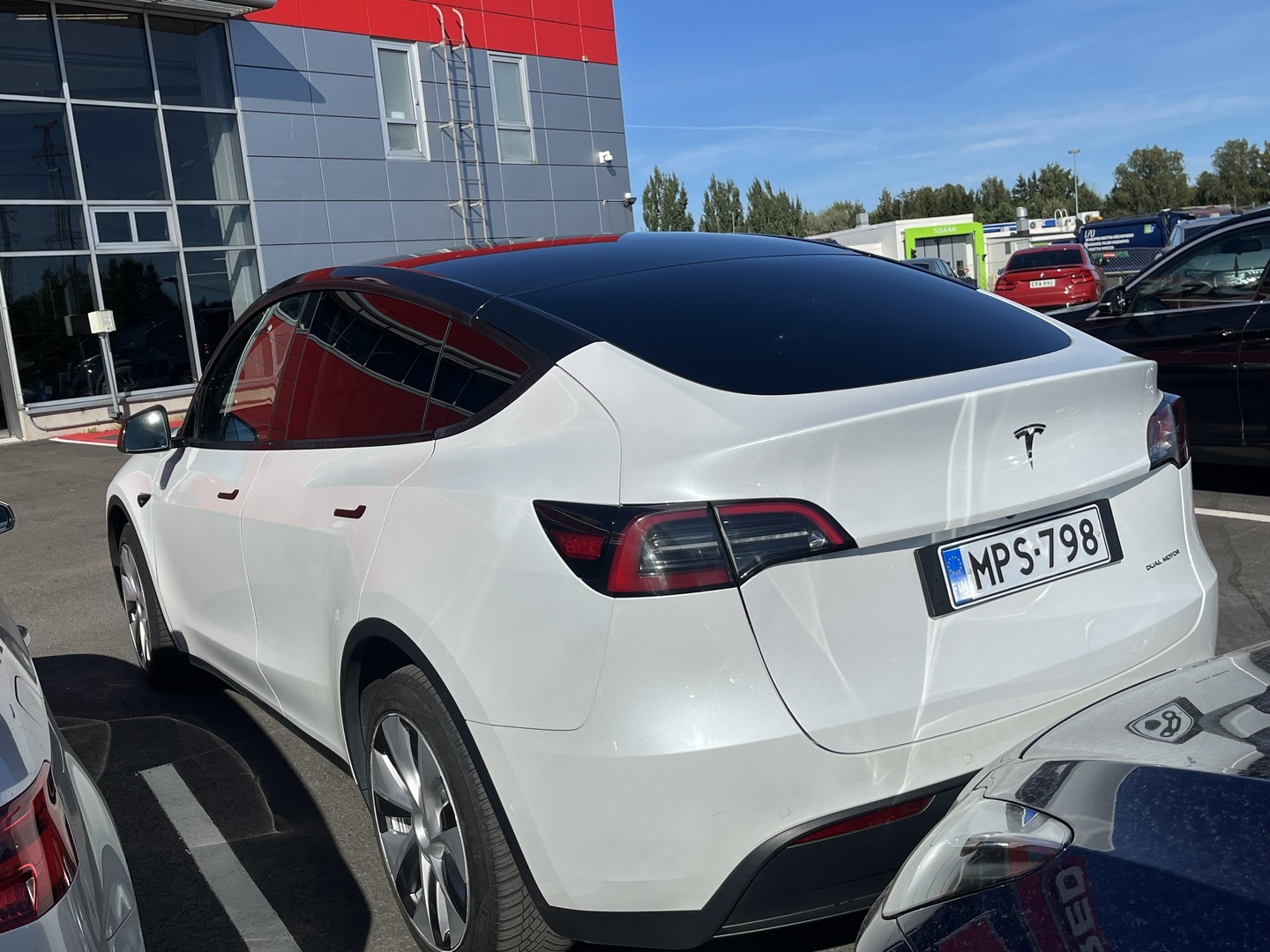 Tesla - Model Y - Long Range - Maastoauto