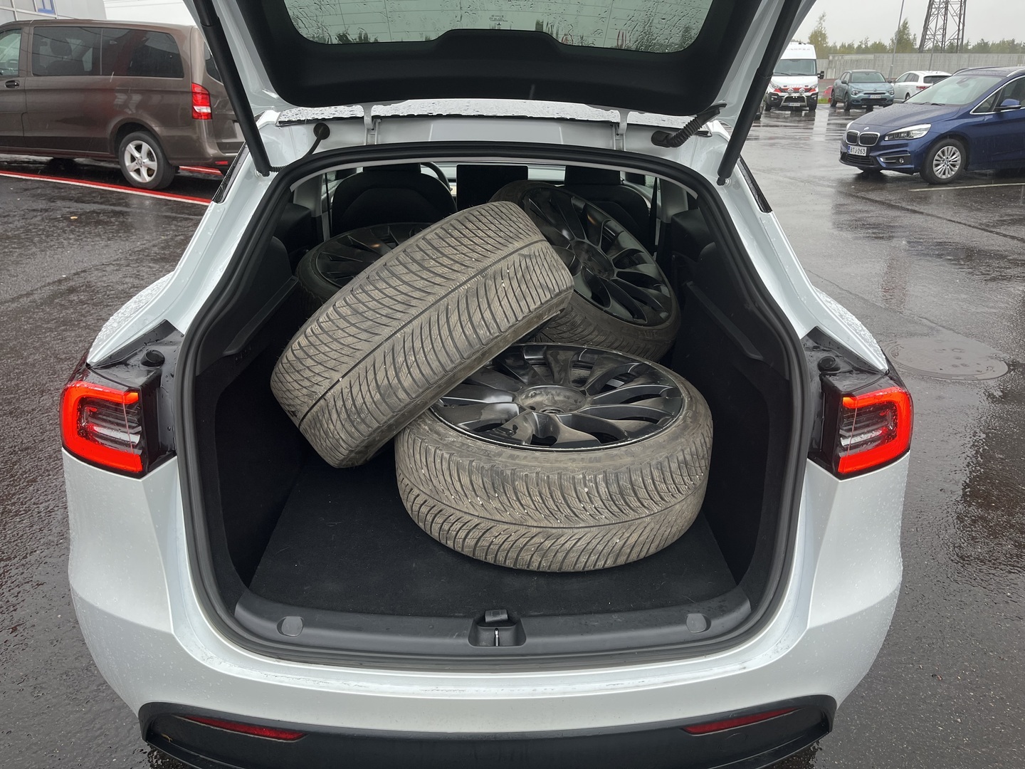Tesla - Model Y - Performance - Maastoauto