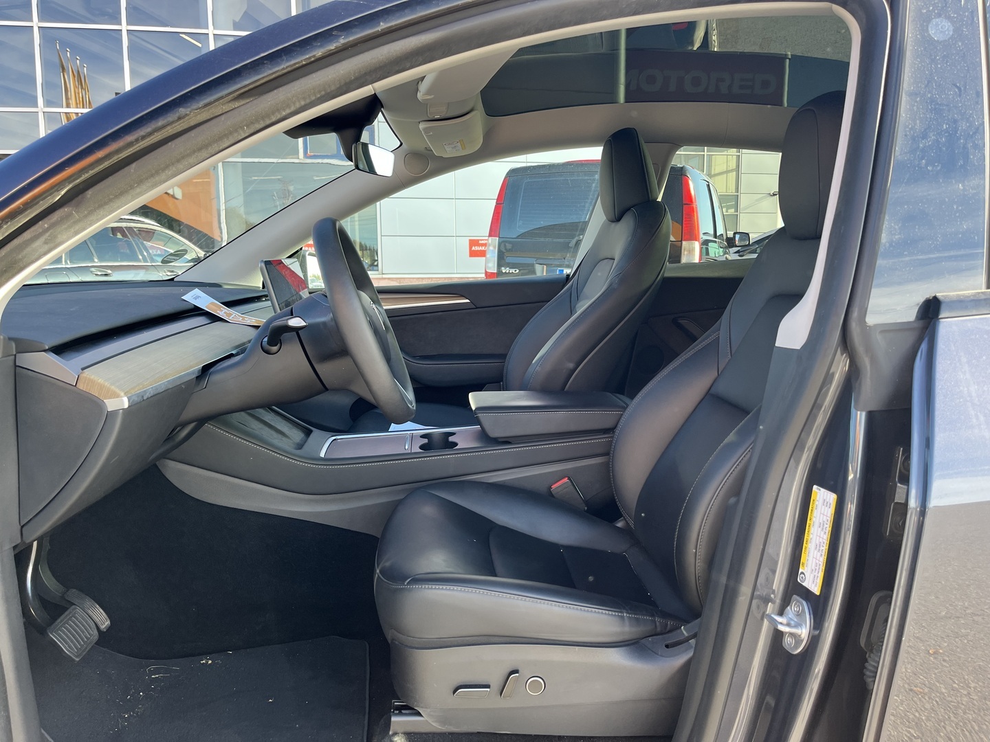Tesla - Model Y - Long Range - Maastoauto