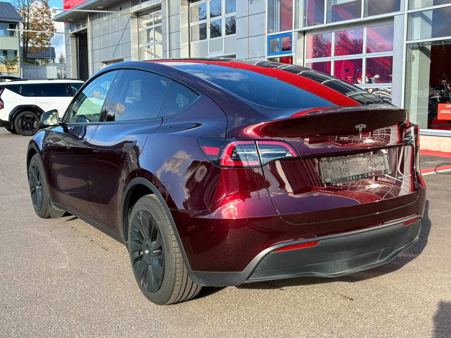 Tesla - Model Y - Long Range - Maastoauto