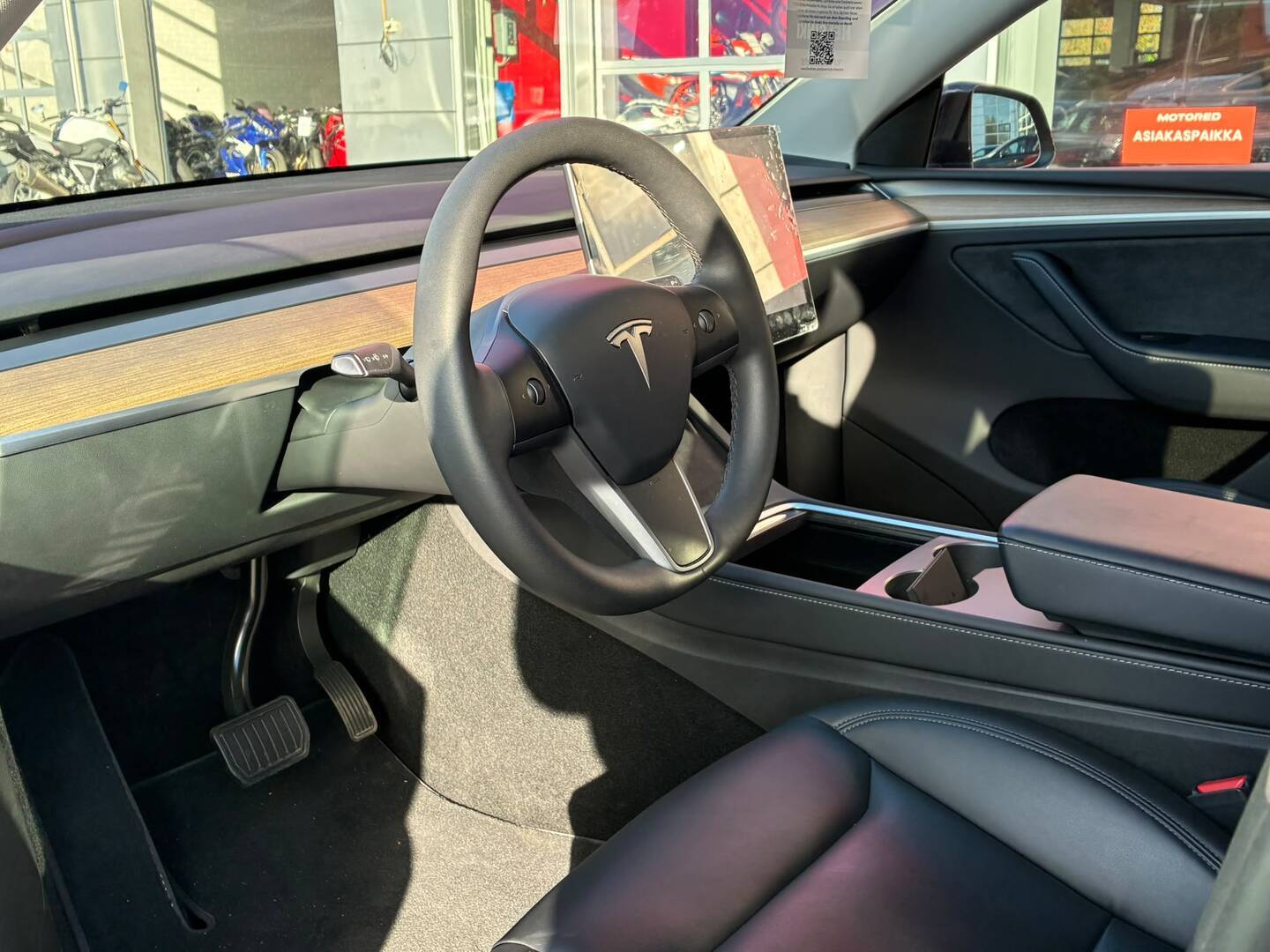 Tesla - Model Y - Long Range - Maastoauto