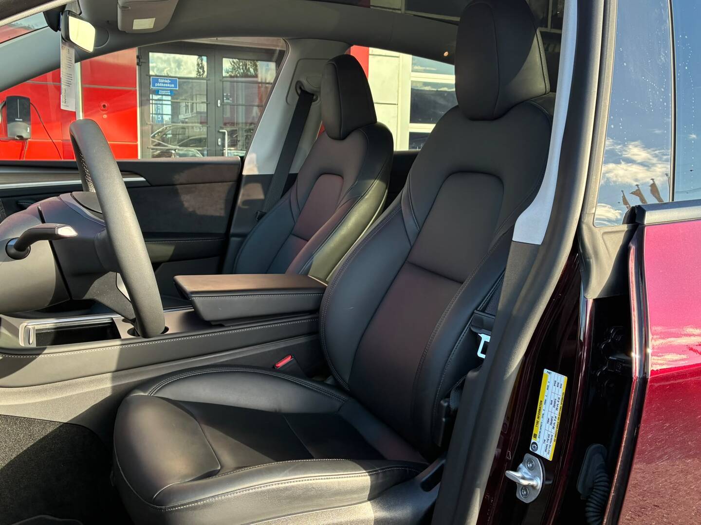 Tesla - Model Y - Long Range - Maastoauto
