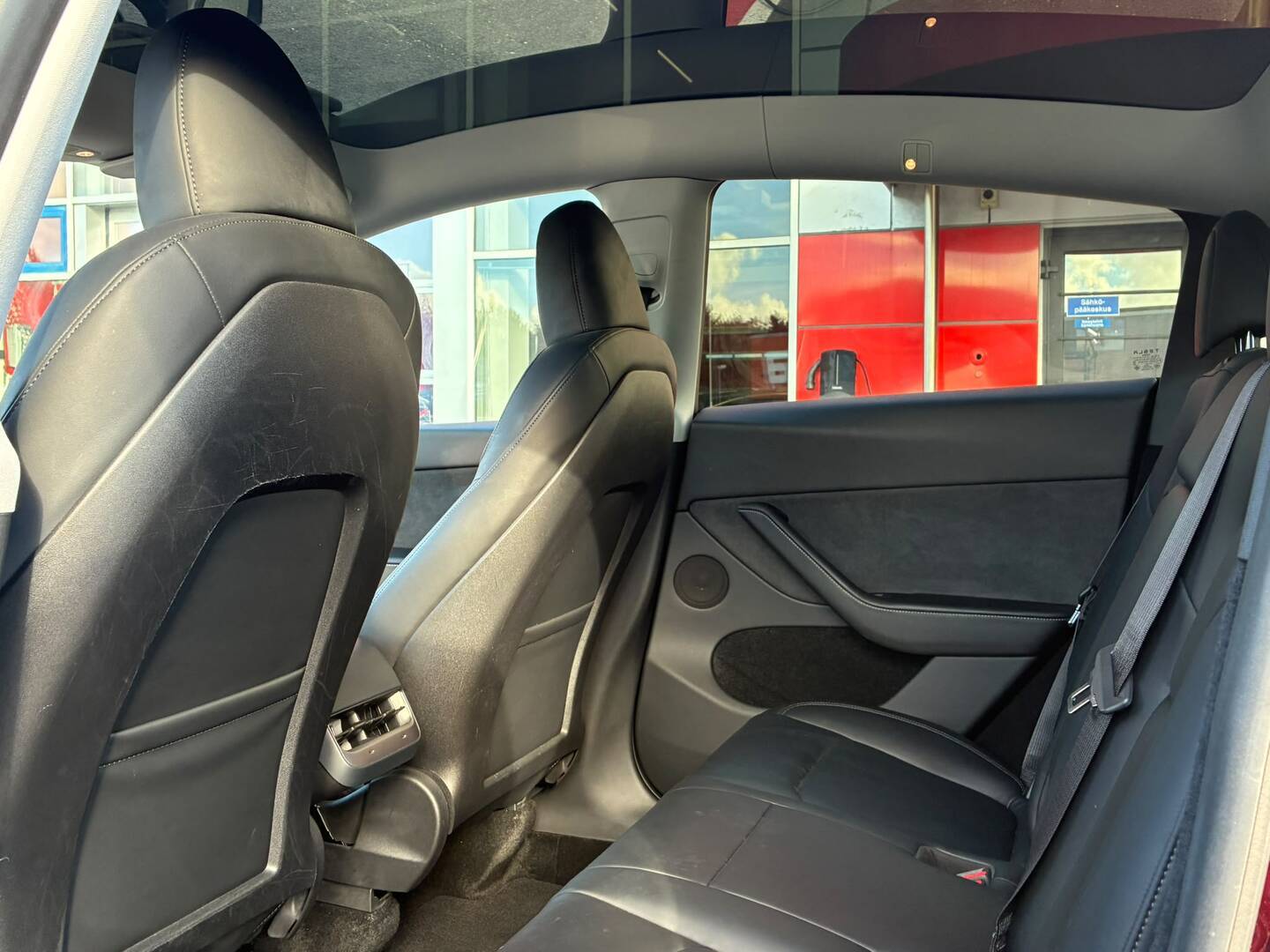 Tesla - Model Y - Long Range - Maastoauto