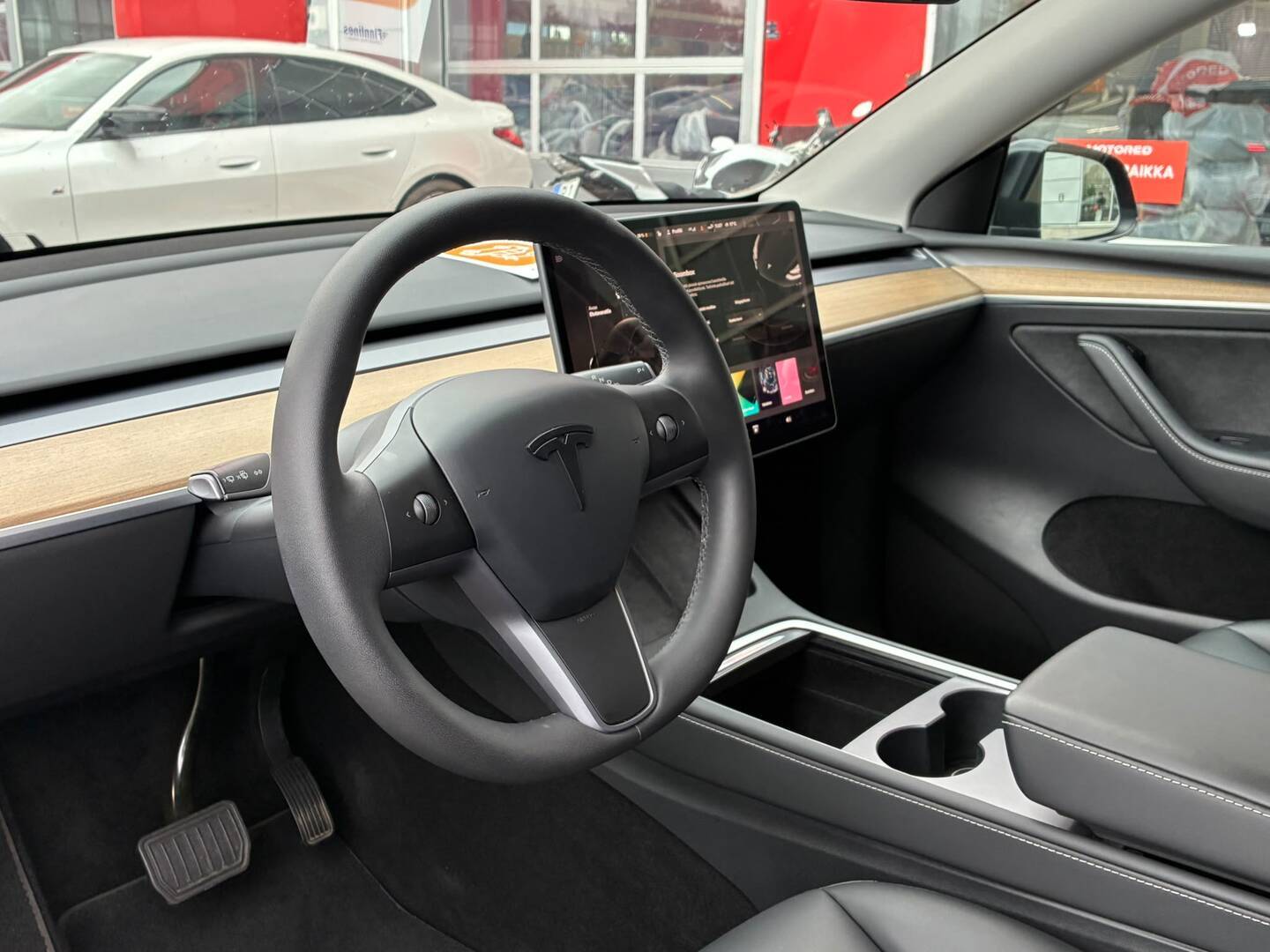 Tesla - Model Y - Long Range - Maastoauto