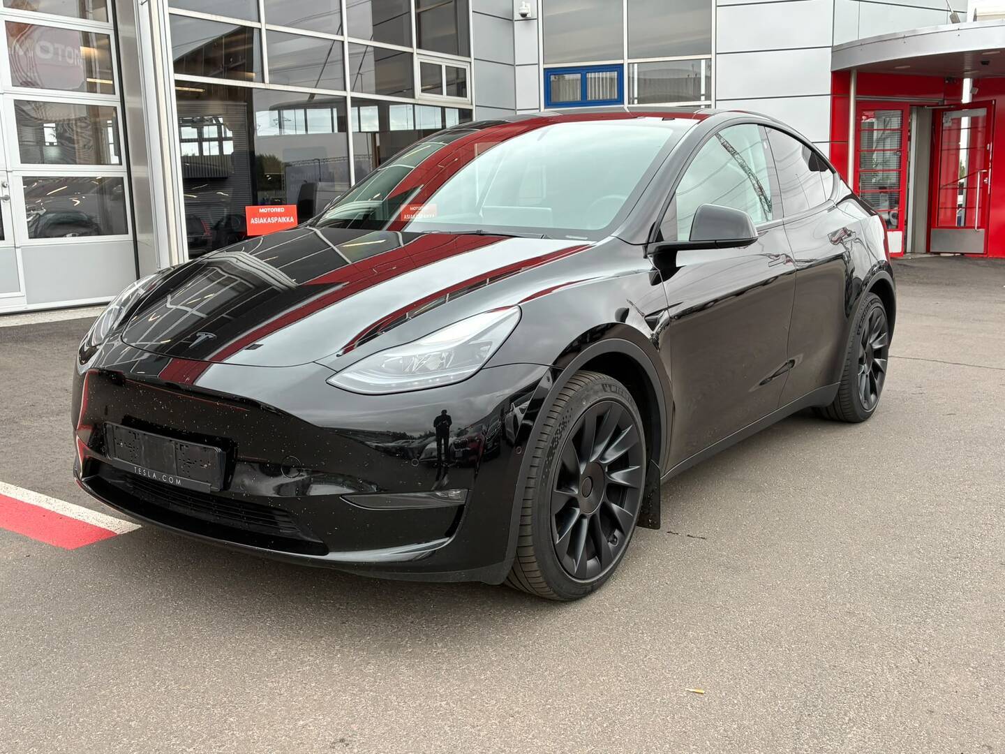 Tesla - Model Y - Long Range - Maastoauto